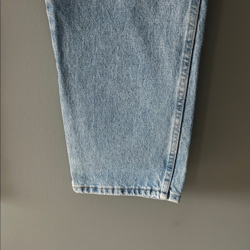 Wrangler Men's Straight Jeans in Light Blue Wash - Picture 2 of 6